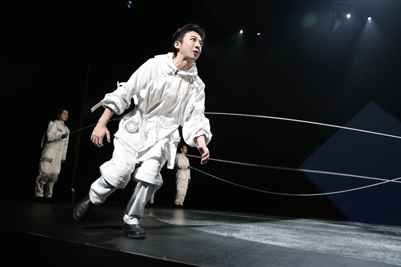 NODA・MAP 第 26 回公演『兎、波を走る』（撮影：篠山紀信）