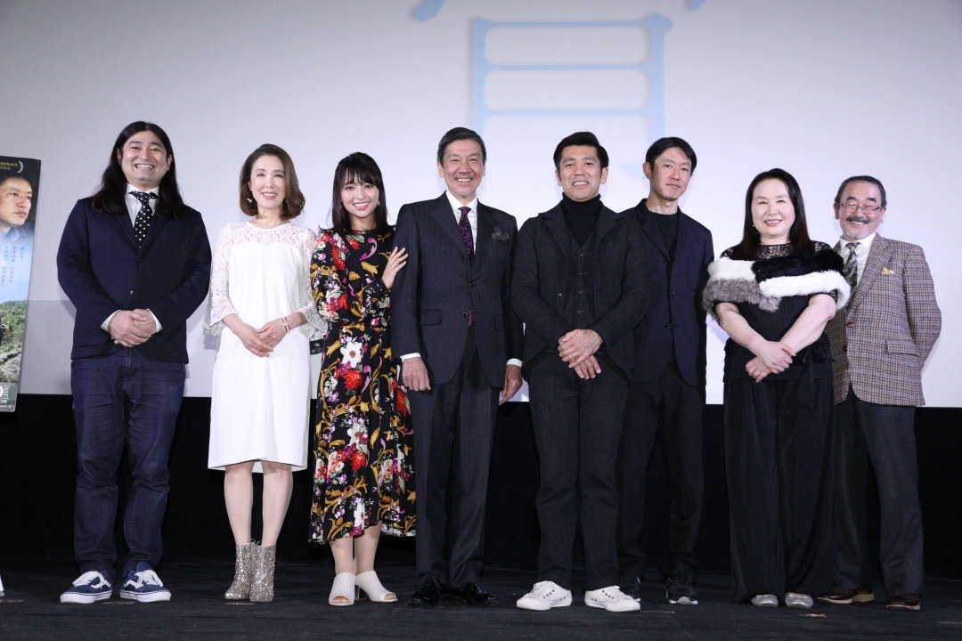 写真左より、鈴木Ｑ太郎、筒井真理子、水崎綾女、奥田瑛二、照屋年之監督、筒井道隆、大島蓉子、坂本あきら