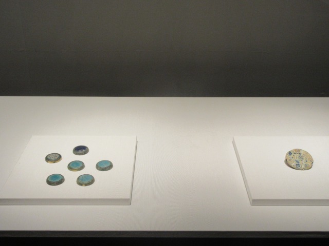 左：円形飾　右：七星文装飾盤　ともに戦国ー前漢時代　中国　MIHO MUSEUM