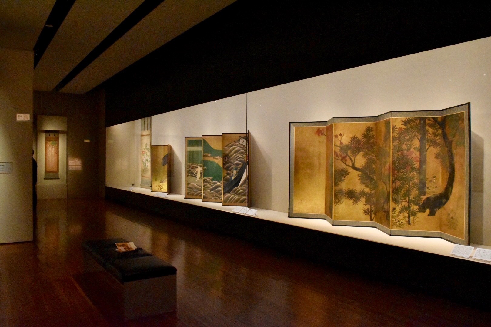 会場風景 右：伝 俵屋宗達 《槙楓図》 17世紀（江戸時代） 山種美術館蔵 中央：尾形光琳 《白楽天図》 18世紀（江戸時代）〔前期：5/12-6/3展示］