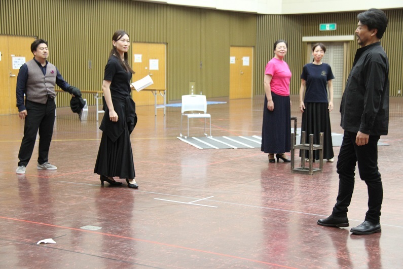『カルメン』立稽古　ドン・ホセ水口健次、カルメン十合翔子、メルセデス名島嘉津栄、フラスキータ田村香絵子、岡山公演エスカミーリョ萩原寛明（左より）
