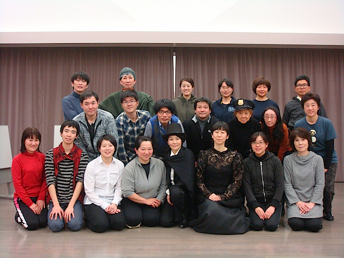 前列左から・古河初美、Q太郎、谷内範子、すがとも、吉本陽子、下島ユリ、増田ゆか、ニシコトブキ 中列左から・伊藤靖徳、桃原隆介、碓井秀爾、多嘉山秀一、山田めぐみ、青山恵、しずはたまこと 後列左から・佃典彦、鬼頭一誠、こへいはる、榊原みどり、長川亜弥、三宅ポスト