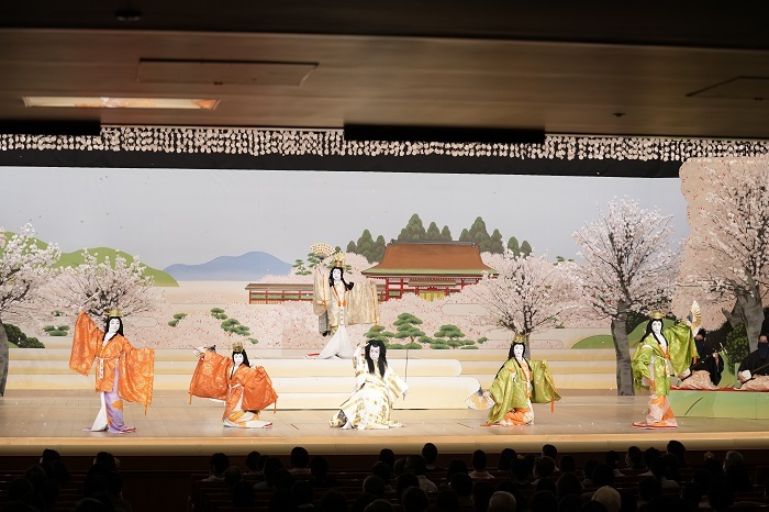 第二部『義経千本桜 時鳥花有里』（前方）左より、白拍子帚木=中村種之助、白拍子雲井=中村虎之介、傀儡師輝吉=中村又五郎、白拍子園原=中村壱太郎、白拍子伏屋=中村米吉、（後方）白拍子三芳野=中村扇雀 ／(C)松竹