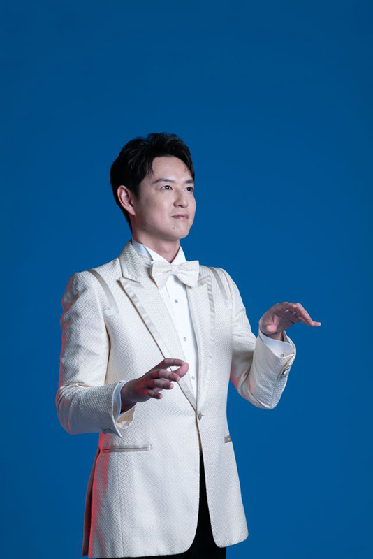 佐々木新平（ポール・モーリアが当時、実際に着用していた衣装をイレーヌ・モーリア夫人より寄贈して頂きました。）