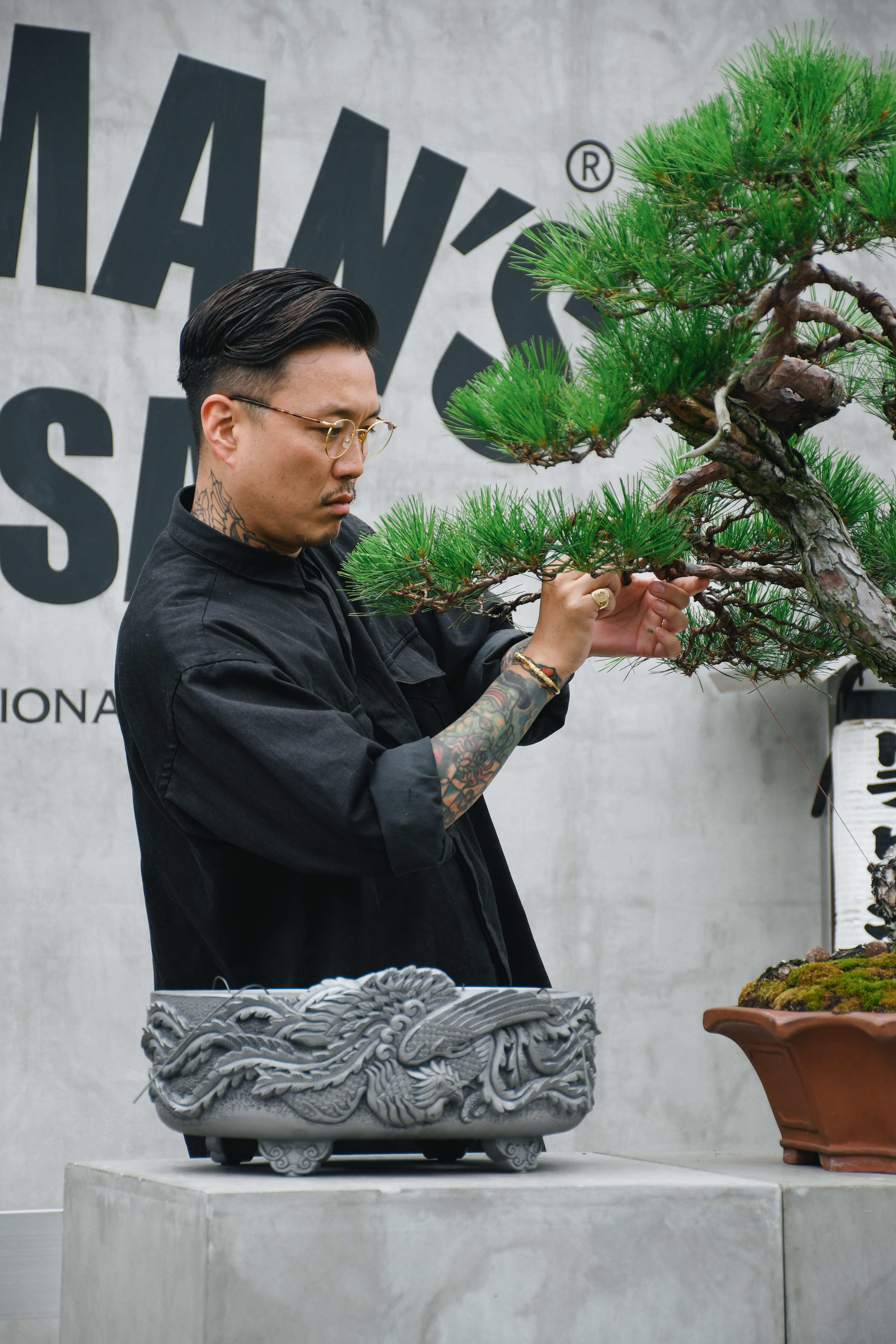 「盆瓦」の作品作りのため植え替え作業を行う、TRADMAN’S BONSAI　小島鉄平社長