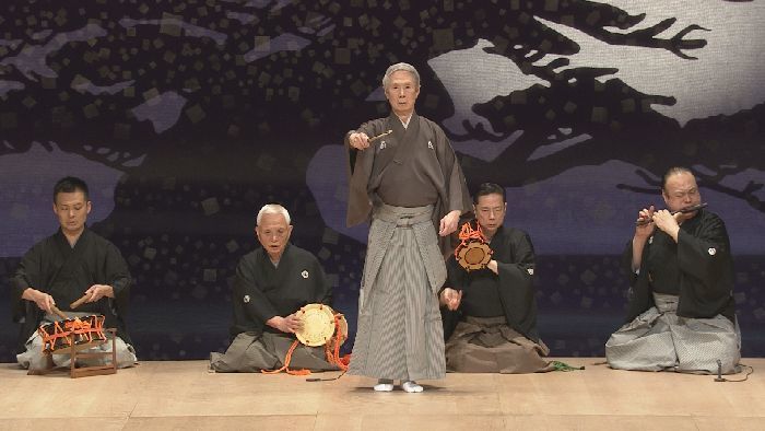 舞囃子『融』を舞う、大槻文藏（中央）