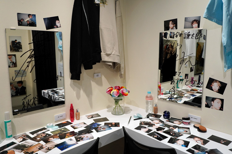 「BACKSTAGE」の楽屋風景。鏡付近の写真はメンバーが撮ったもの。