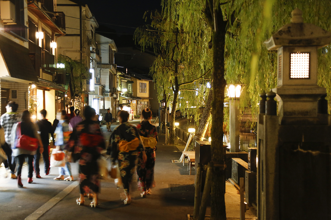 夜遅くまで賑わっている城崎温泉