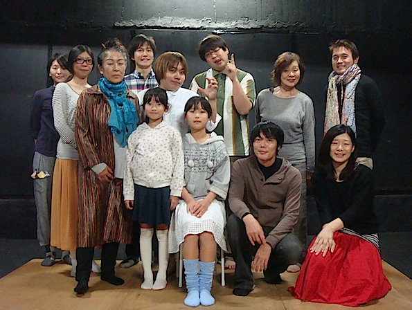 前列左から／火田詮子、磯貝紬、河合希実、松井真人、鹿目由紀　後列左から／平林ももこ（演出助手）、ニノキノコスター、青木謙樹、椎葉星亜、内山ネコ、寺本久美子、源石和輝