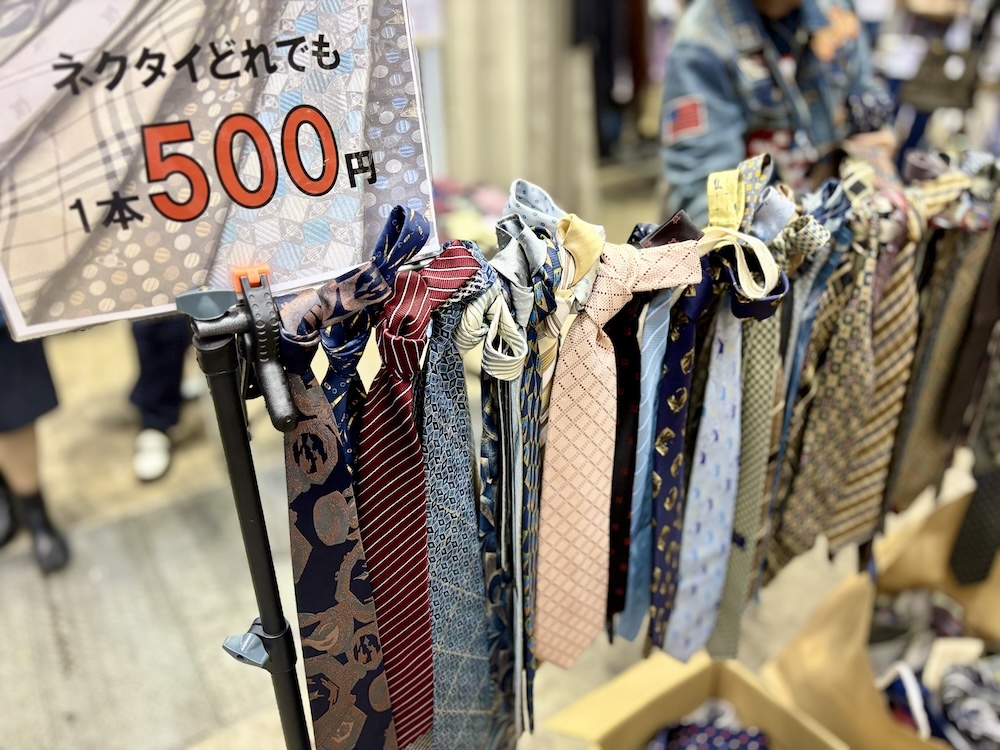 会場で見つけたワンコインネクタイのコーナー