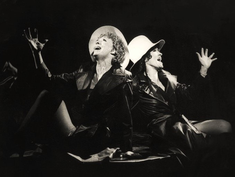 『CHICAGO』初演（1975年）の舞台より。〈マイ・オウン・ベスト・フレンド〉を歌う、ロキシー役のグウェン・ヴァードン（左）とヴェルマを演じたチタ Photo by Martha Swope ⒸThe New York Public Library