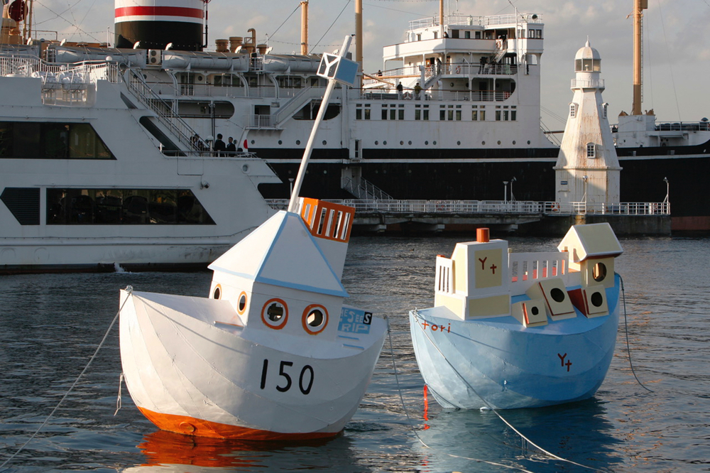 日比野克彦「種は船　Y150丸」2008年（左）、「種は船　横トリ丸」2008年（右）  06.