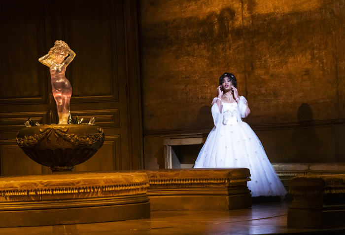 Pretty Yende as Violetta Valéry in La traviata, The Royal Opera  ©2022 ROH. Photograph by Tristram Kenton