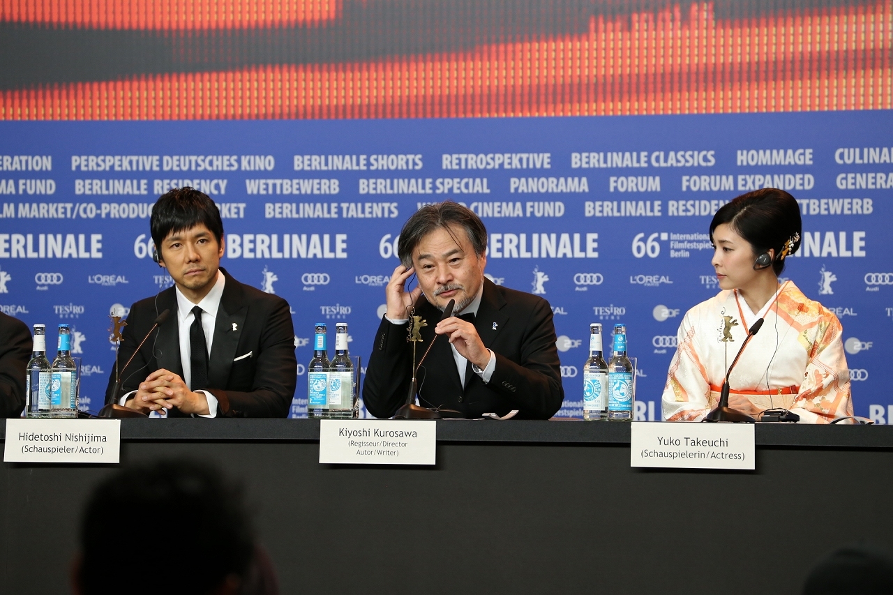 左から西島秀俊、黒沢清監督、竹内結子 記者会見でのようす　