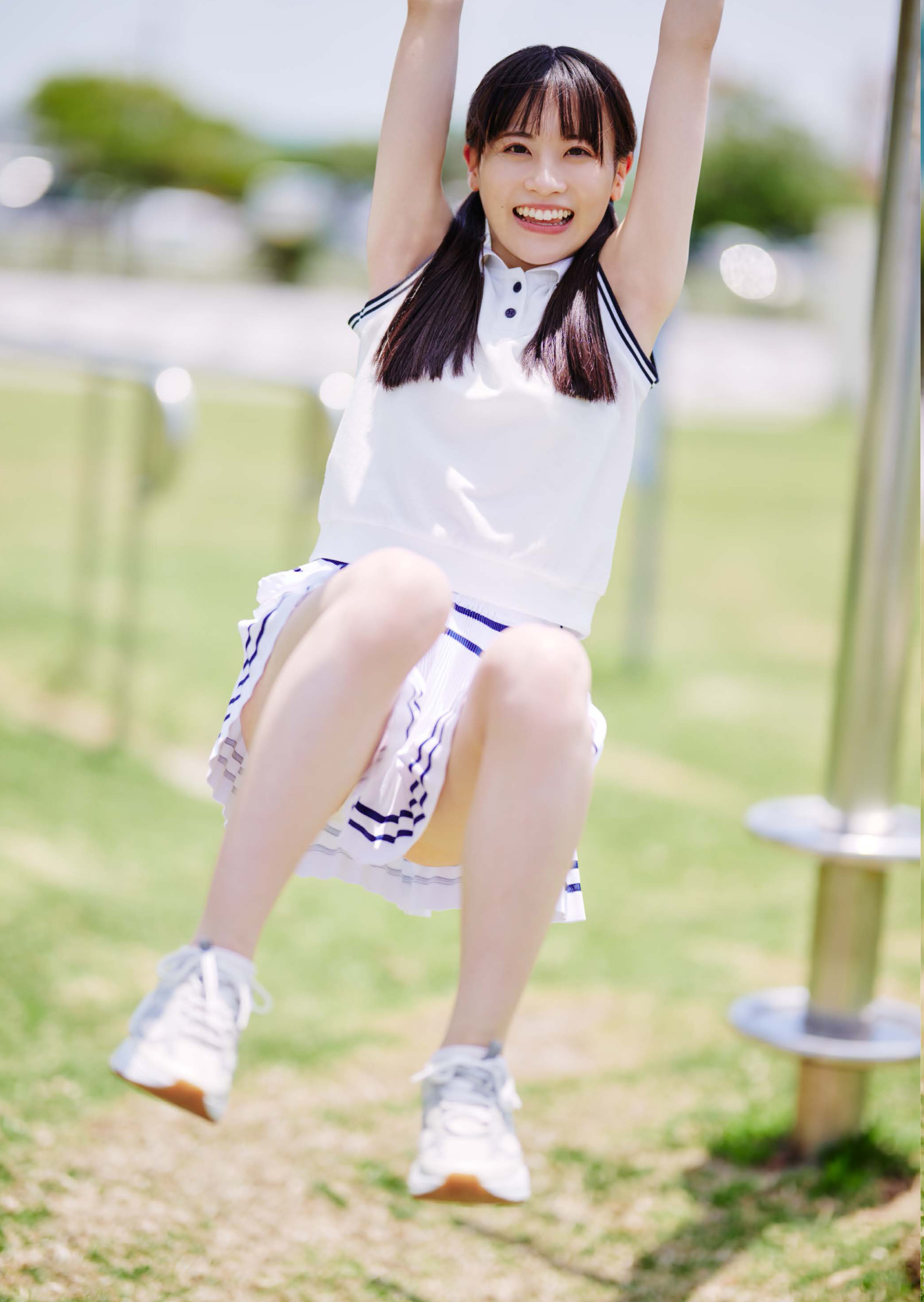 かすみ草とステラ 有岡ちひろ写真集『ちひろって、呼んで欲しい。』中面カット 撮影＝熊谷 貫、西條彰仁