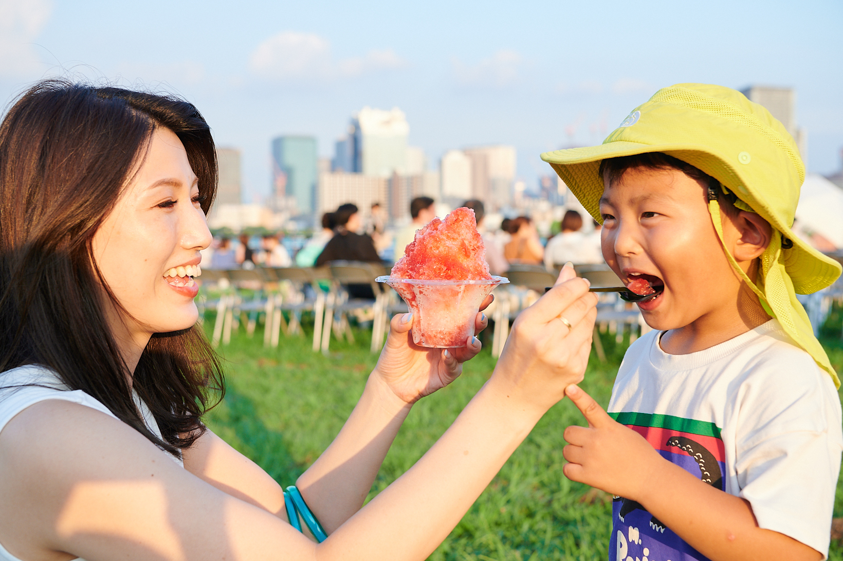 美味しそうにかき氷を食べる少年