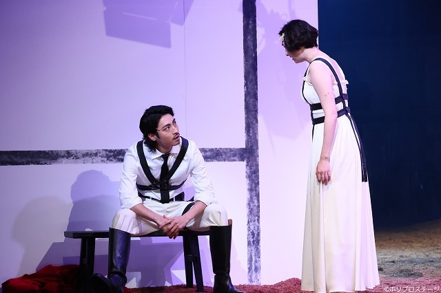 （左から）レオナルド：木村達成、花嫁：早見あかり 　撮影：宮川舞子、サギサカユウマ