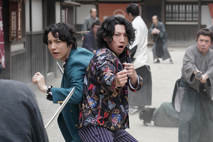 ヤクザの派手なスーツ姿の大友一平と一平の舎弟・高梨明（演・矢崎広）が覚悟を決めた表情で、幕末の剣士に拳で挑む姿