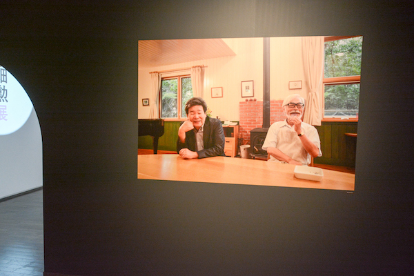 一枚の写真の中に収まる高畑勲（左）と宮崎駿（右）　撮影：篠山紀信