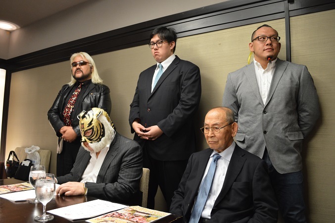 メインイベントに登場する納谷など3選手（後列中央）