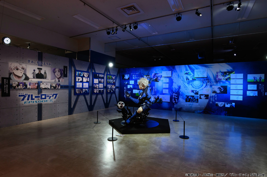 展示エリア　※画像は東京会場　※巡回各会場では展示イラスト等の構成・演出、展示品の数量等が異なる （C）金城宗幸・ノ村優介・講談社／「ブルーロック」製作委員会