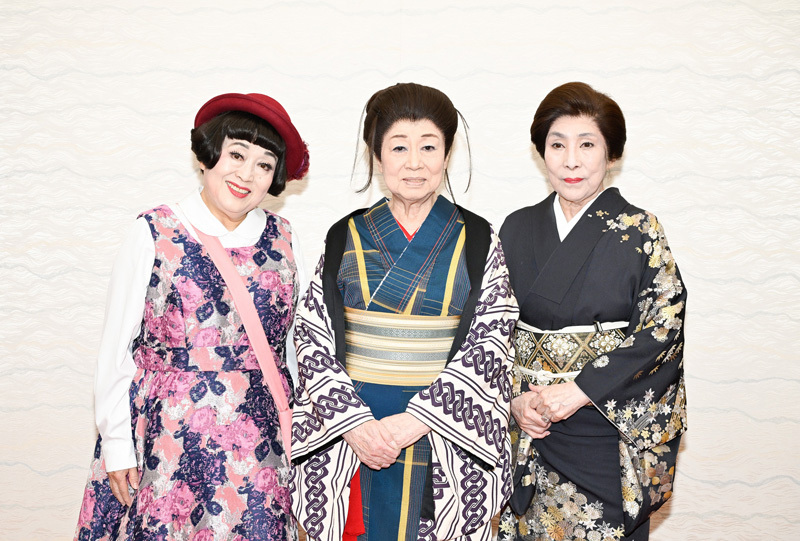 左より、渡辺えり、水谷八重子、波乃久里子