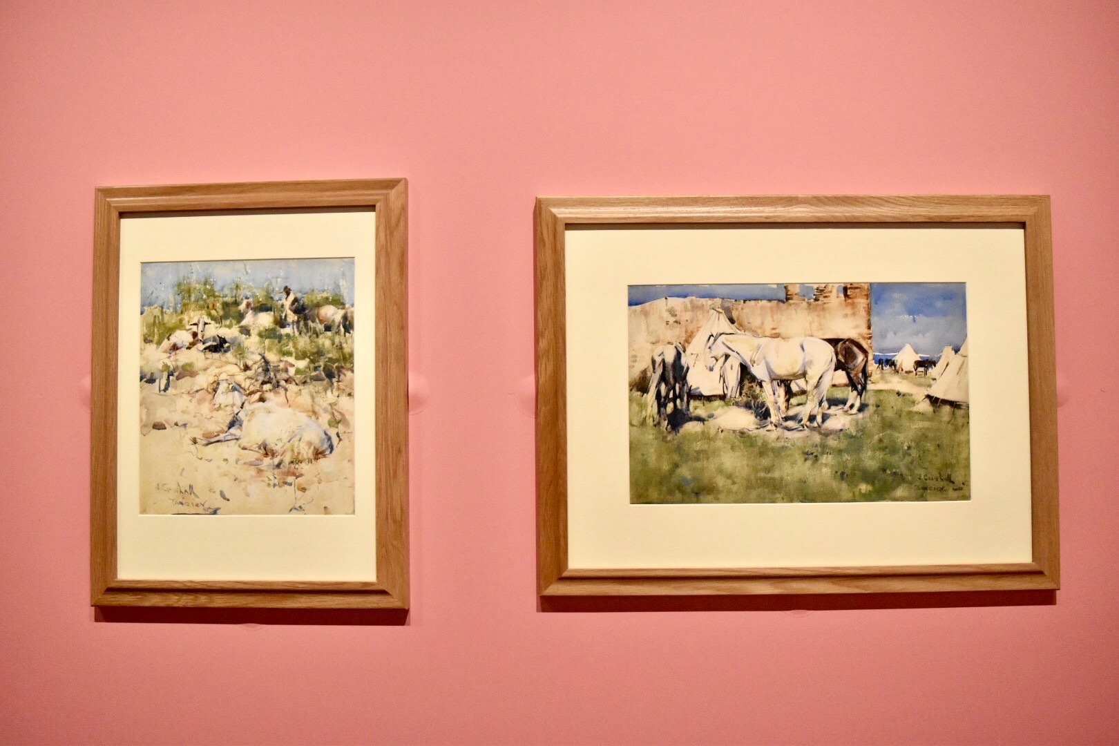 左：ジョゼフ・クロホール 《山腹の山羊、タンジールにて》 水彩、グワッシュ、紙 (C)CSG CIC Glasgow Museums Collection 右：ジョゼフ・クロホール 《杭につながれた馬、タンジールにて》 1888年 水彩、紙 (C)CSG CIC Glasgow Museums Collection