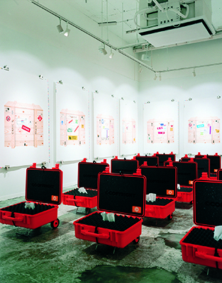 (C)COPYRIGHT / 2002 / Parco Gallery photo by Yasuhide Kuge