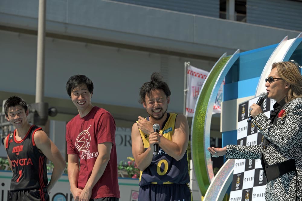 カールスモーキー石井のトークに思わず選手らも大爆笑