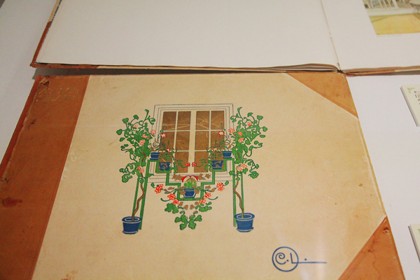 画集『日向へ』　カーリンがデザインした花台が表紙のモチーフ