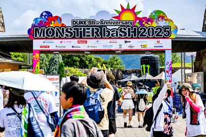 香川『MONSTER baSH 2025』最高のシチュエーションとシンガロングーーSaucy Dog、SUPER BEAVER、あいみょんら豪華集結、四星球のDUKE 50周年祝祭など2日目レポート（写真109点掲載）