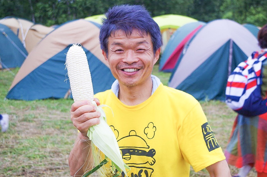 その場で剥いて生で食べられる朝獲れのホワイトコーン