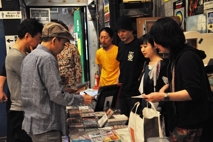 開演前に物販にいそしむ金属恵比須メンバーたち。すでに多くの人がCDやグッズを購入していた