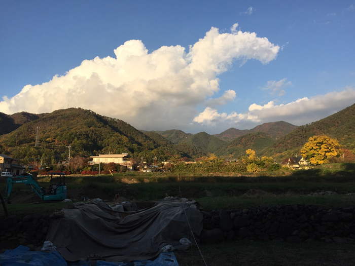 武田神社から要害山を眺める