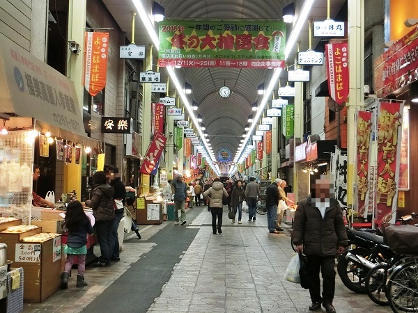 いつも地元客でにぎわっている横浜橋通商店街。懐かしい昔ながらの商店街だ。
