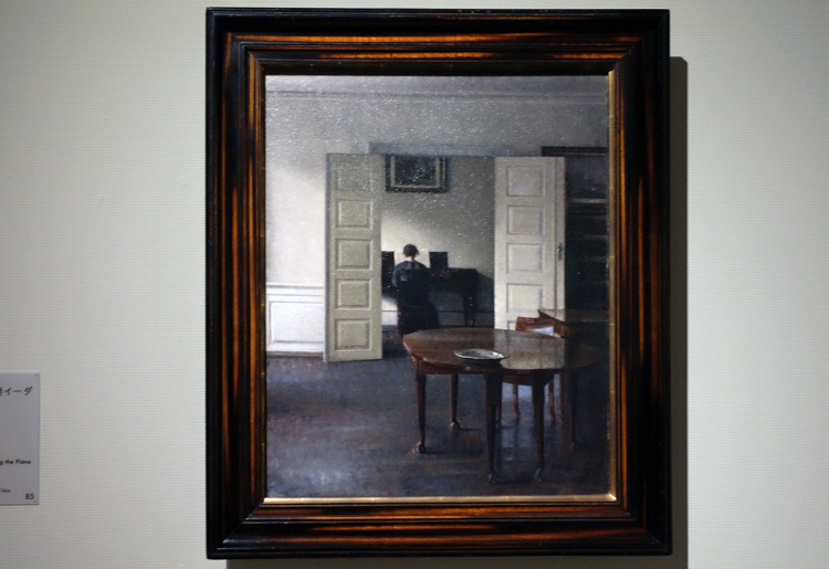 ヴィルヘルム・ハマスホイ《ピアノを弾く妻イーダのいる室内》1910年　国立西洋美術館