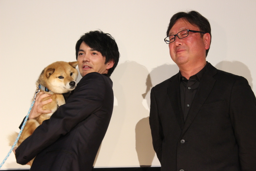 左から、柴犬チョコ、林遣都、東伸児監督