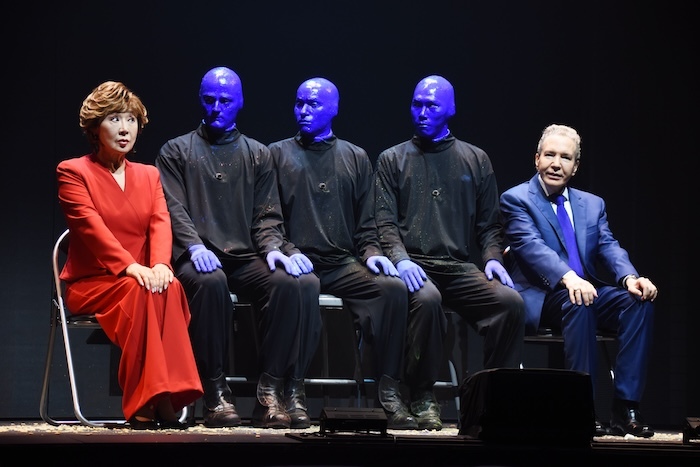 『ブルーマングループ2025新宿公演』プレスショーの様子。左端は小林幸子、右端はデーブ・スペクター。
