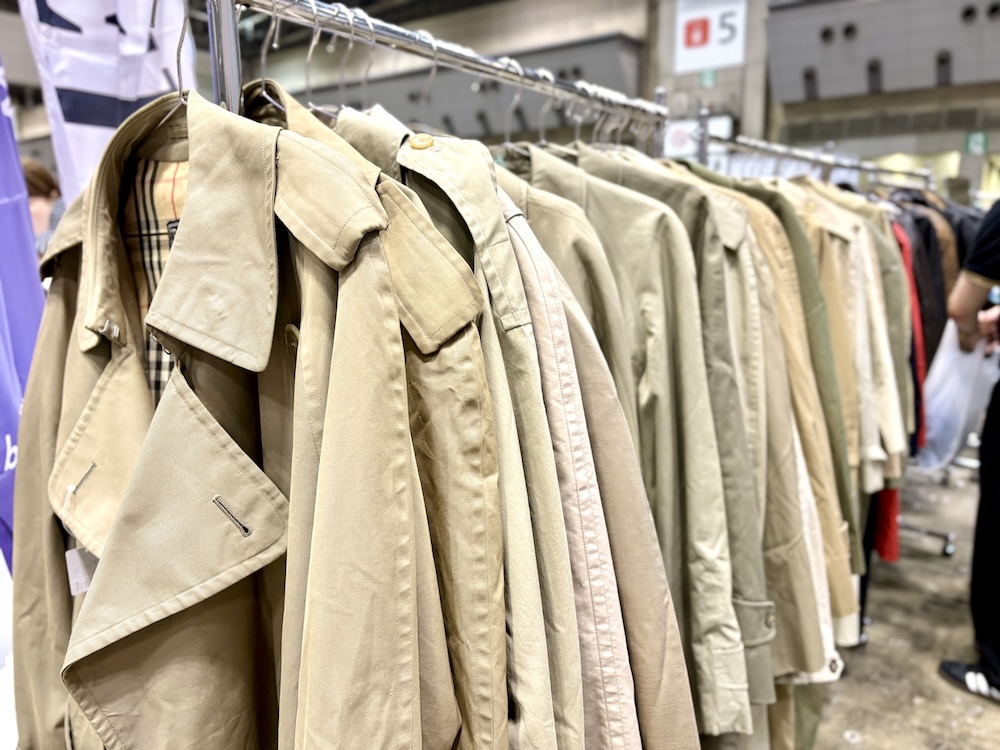 誰もが知るブランドアイテムが手の届きやすい価格で販売されているのも魅力。バーバリーのアイコニックなトレンチコートは1万円台から販売されていました