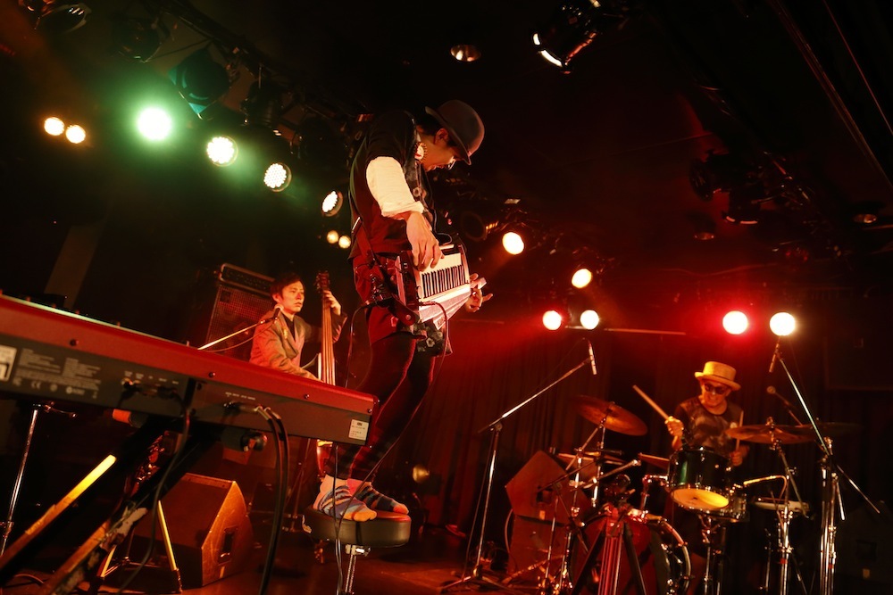 H ZETTRIO