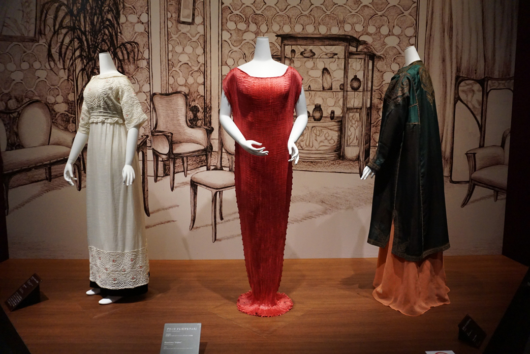 （中央）マリアノ・フォルチュニイ　プリーツ・ドレス《デルフォス》1910年代 島根県立石見美術館所蔵