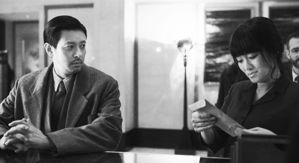 左から、オダギリジョー、コン・リー 『サタデー・フィクション』 (C)YINGFILMS