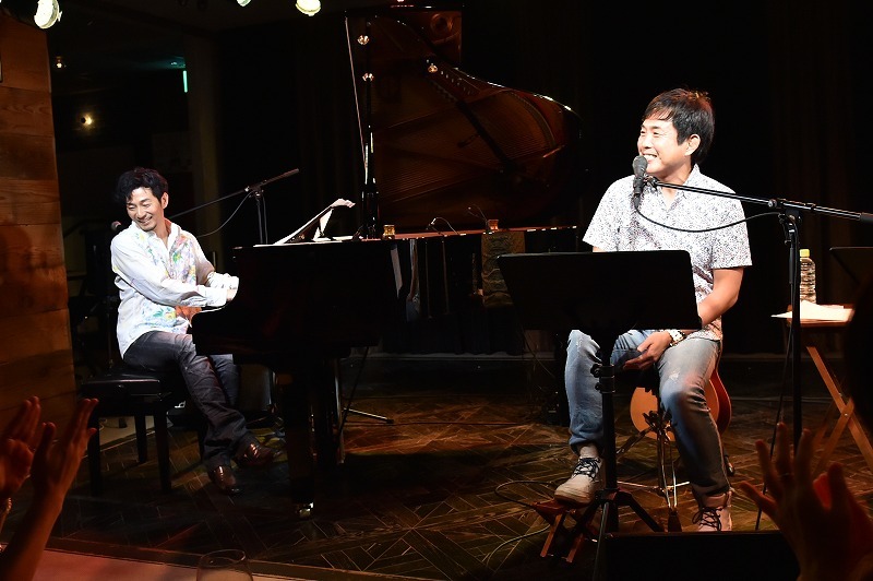 L⇒R：秋田慎治、佐藤竹善 2017.10.3 LIVING ROOM CAFE 撮影＝鈴木 恵