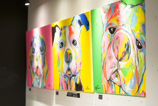 犬を題材にしたカラフルな絵画を楽しむ DOG ART展が会期を延長して開催