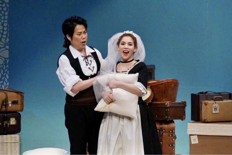 スザンナを歌う松浦優　フィガロは大谷圭介．　太田麻衣子演出によるモーツァルト「フィガロの結婚」（2019.10.兵庫県立芸文センター） 　写真提供：関西二期会