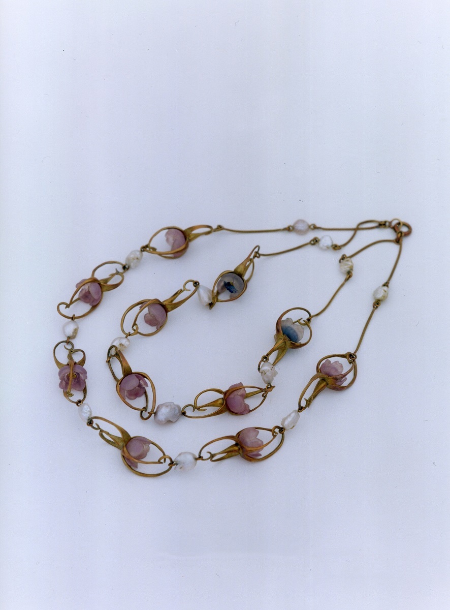ネックレス《花》1900-05年頃　金、ガラス、バロック真珠