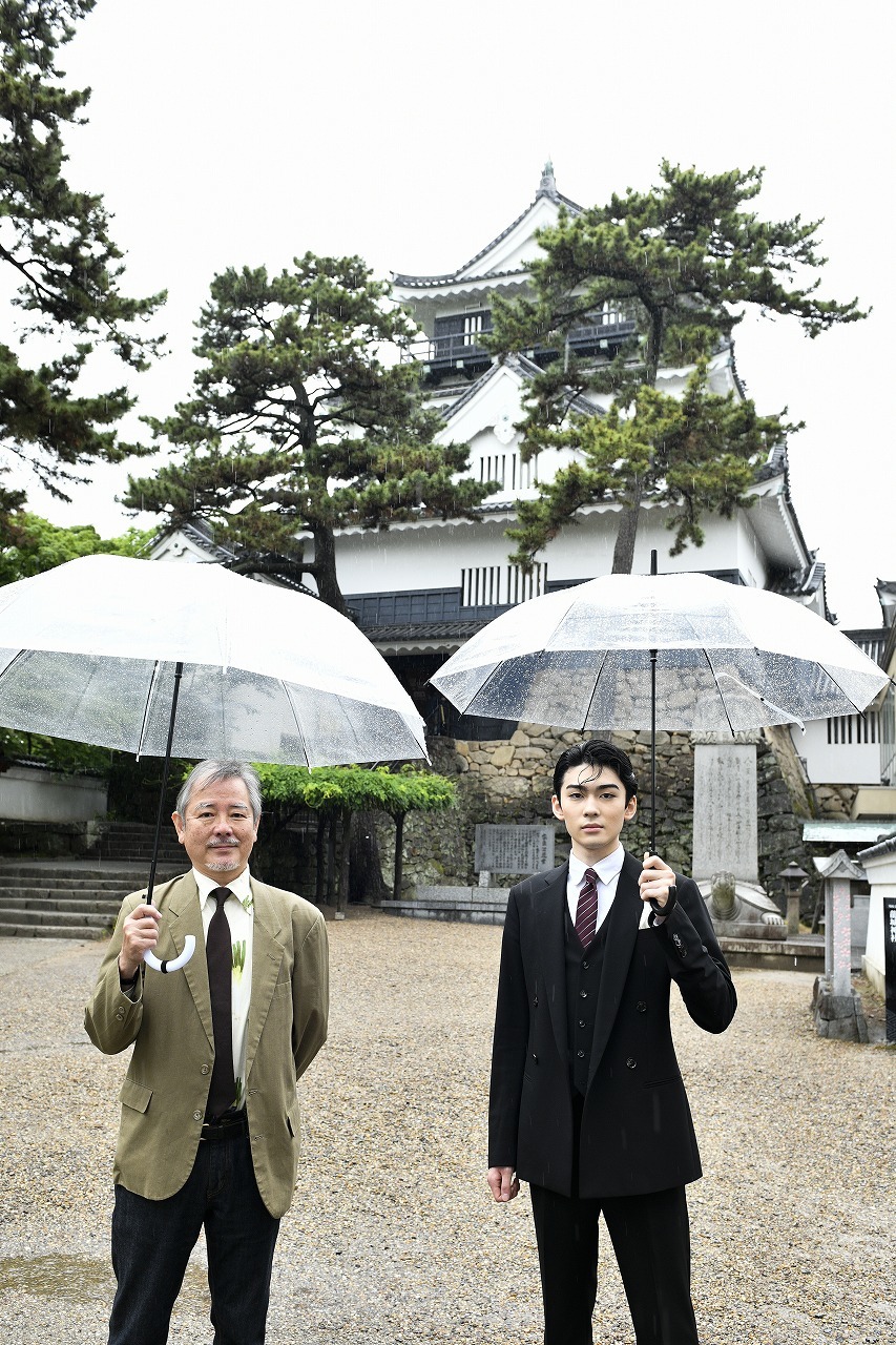 岡崎城にて　（左から）齋藤雅文、市川染五郎