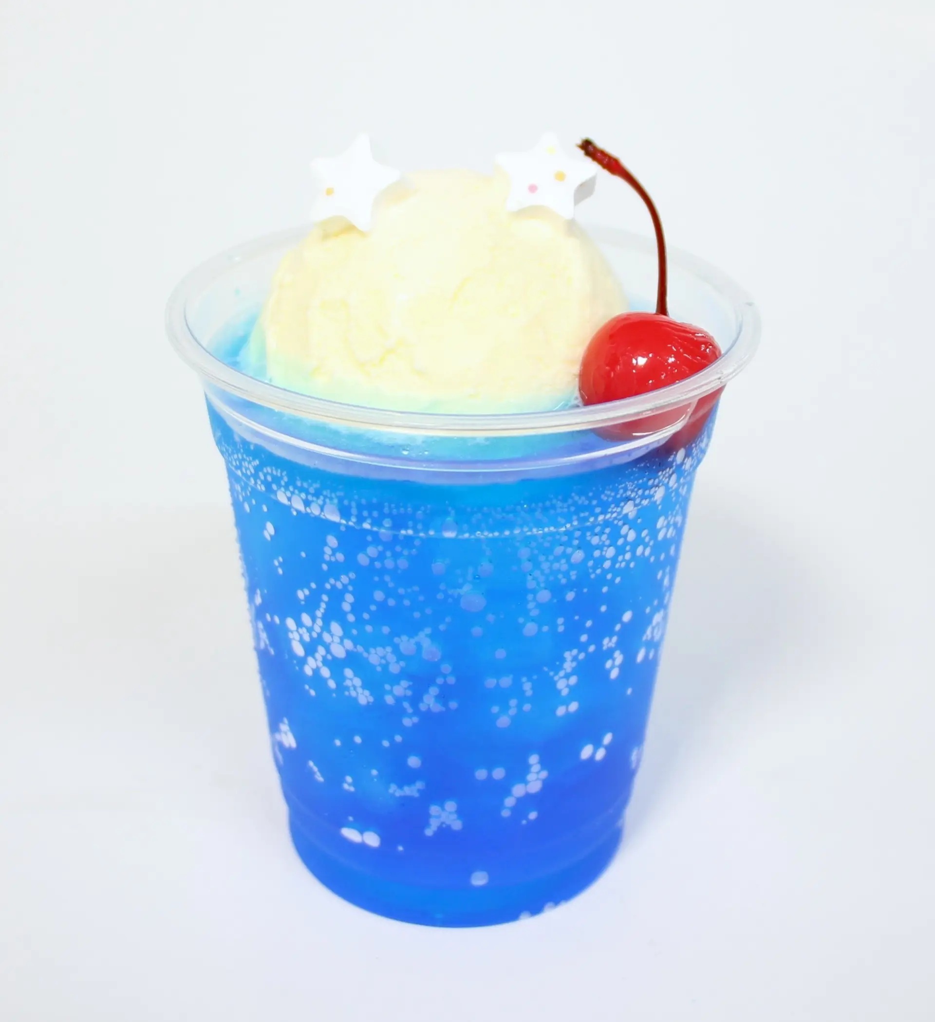 教室の窓から眺めた青空色のクリームソーダ：750円