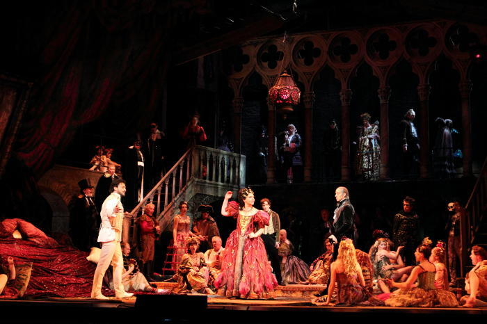 PRODUCTION IMAGE (C) ROH. PHOTOGRAPHER CATHERINE ASHMORE