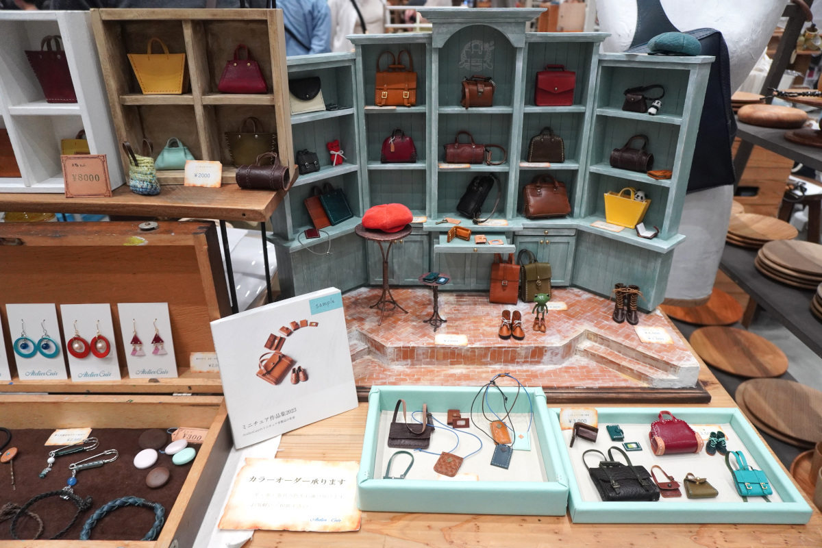 「Atelier Cuir」のブース
